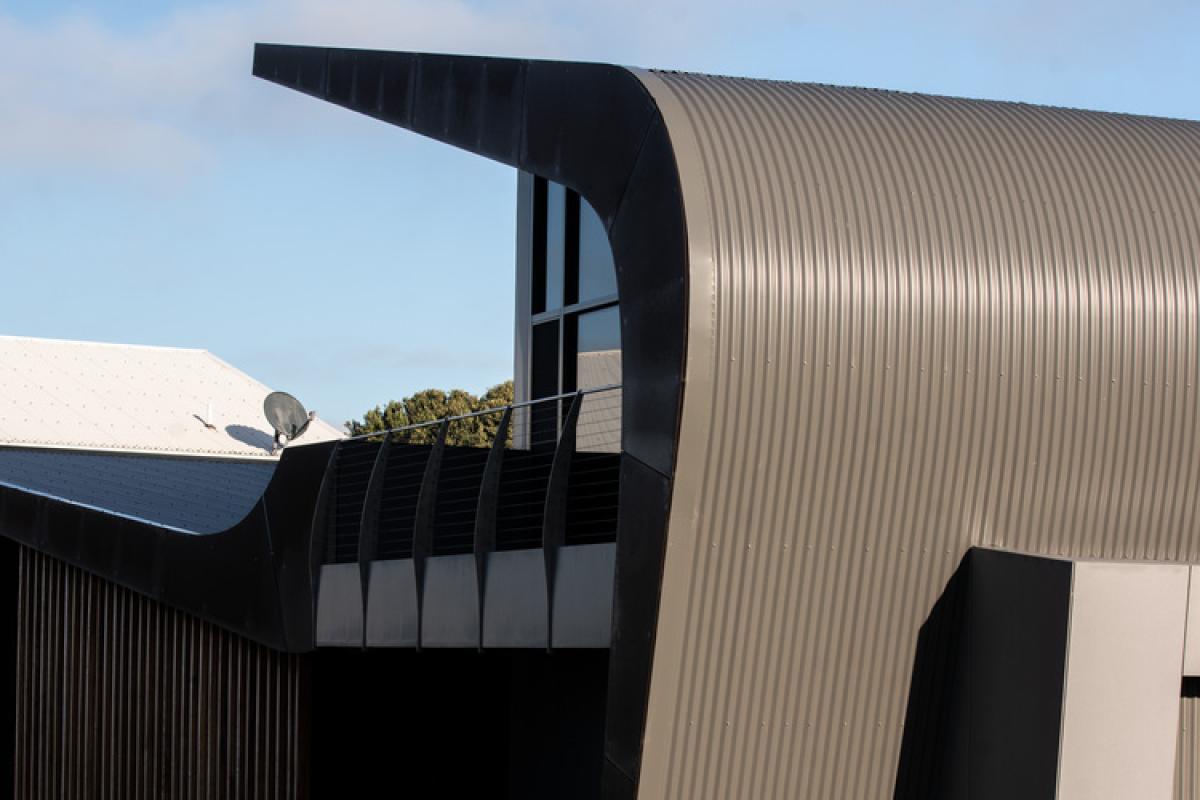 House with WAVELINE aluminium roofing manufactured from PERMALITE aluminium in colour Sahara