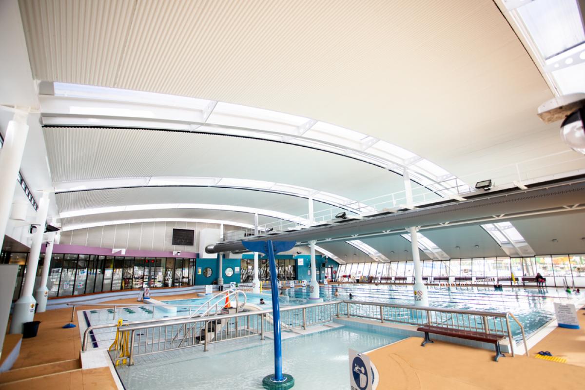 Aquatic centre with WAVELINE aluminium ceiling manufactured from PERMALITE aluminium in colour Glacier White