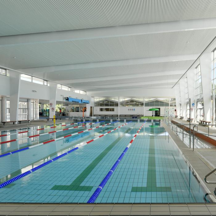 Aquatic centre with WAVELINE aluminium ceiling manufactured from PERMALITE aluminium in colour Glacier White