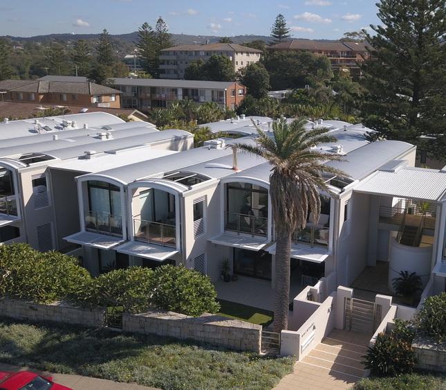 Apartment complex with WAVELINE aluminium roofing manufactured from PERMALITE aluminium in colour Glacier White