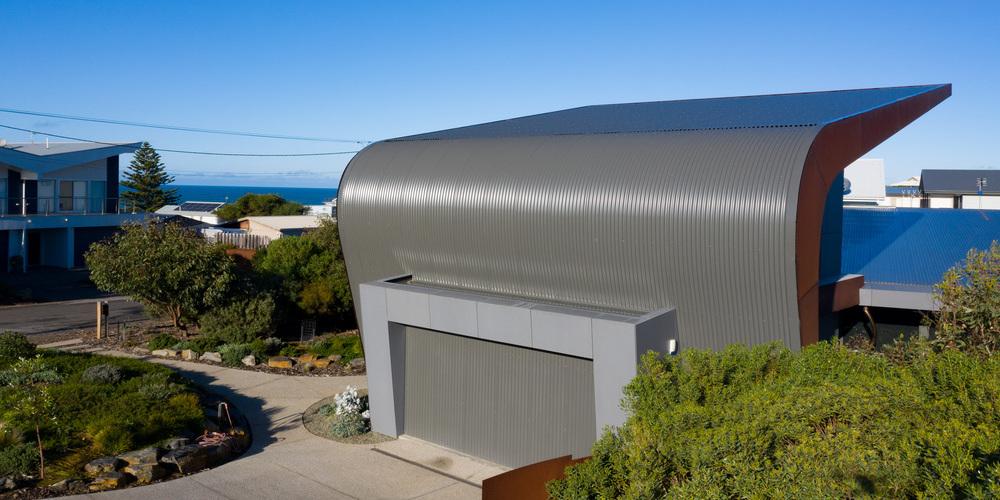 House with WAVELINE aluminium roofing manufactured from PERMALITE aluminium in colour Sahara