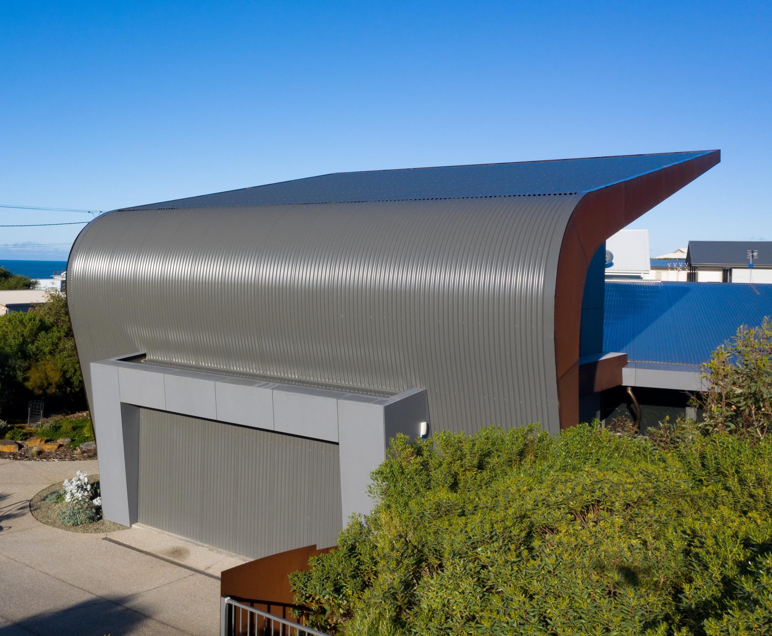 House with WAVELINE aluminium roofing manufactured from PERMALITE aluminium in colour Sahara